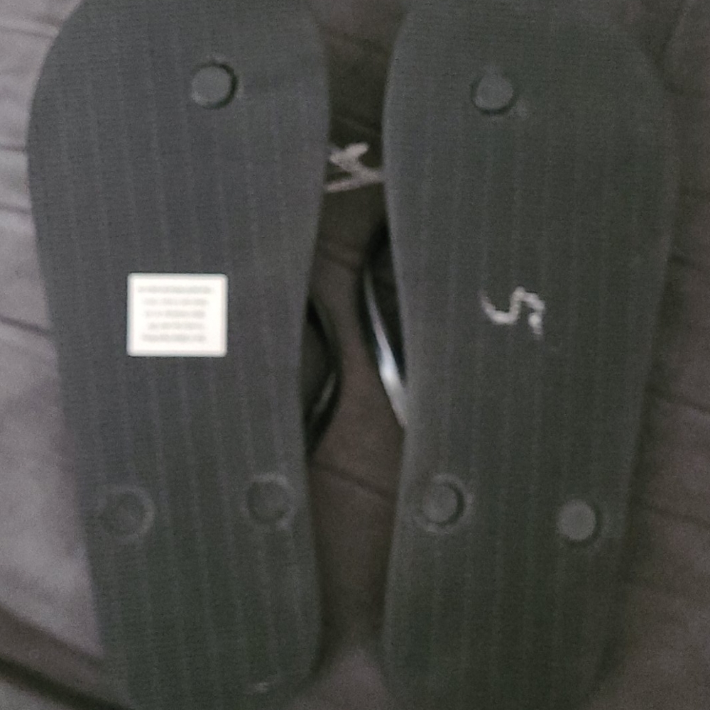 Black flip-flops - Picture 2 of 2